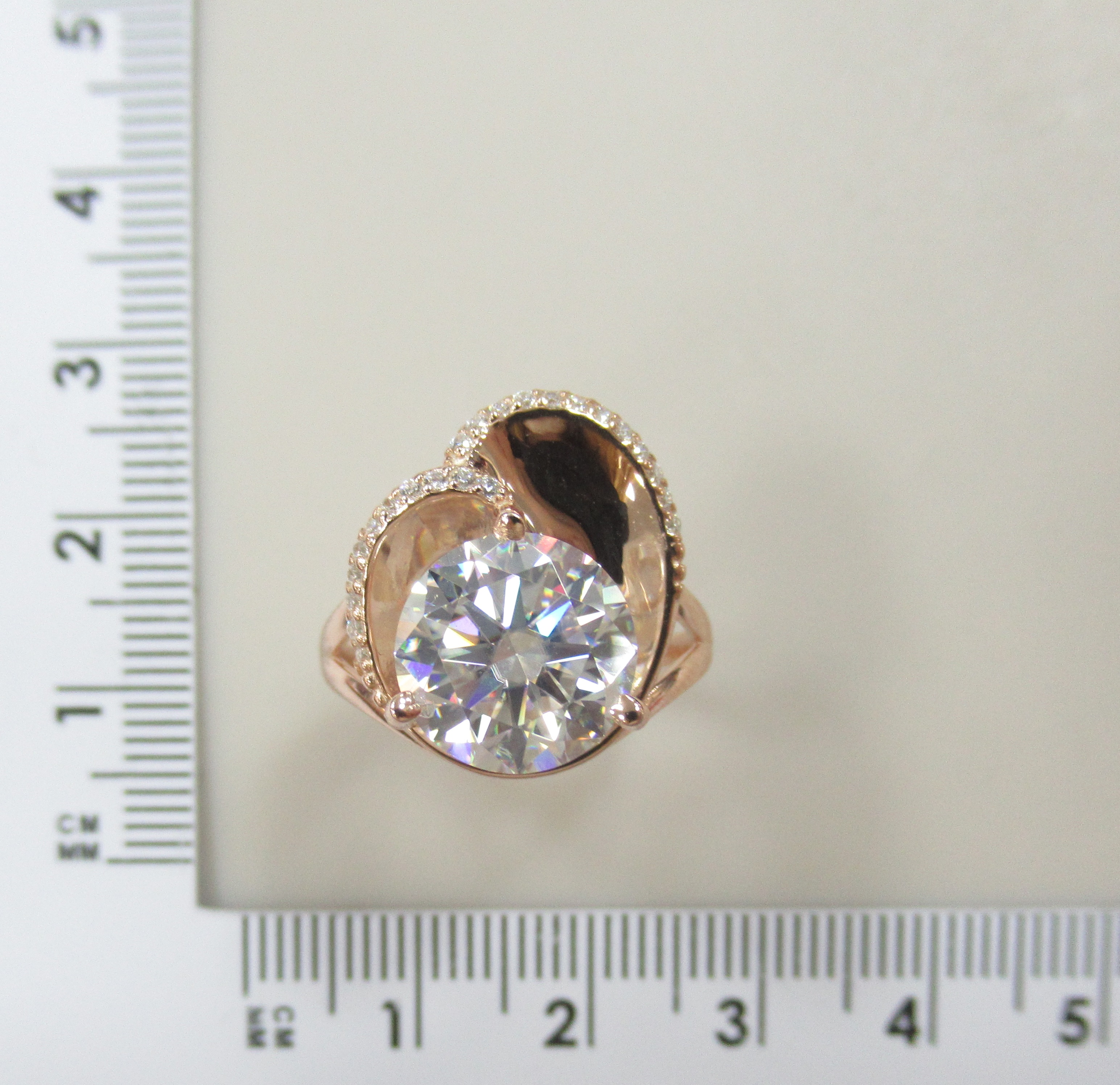 Серебряное кольцо с муассанитом